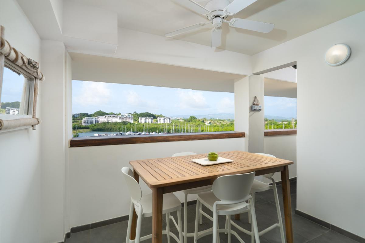 2 location-saisonniere-fort-de-france-espace-repas-exterieur-vue